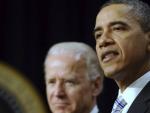 El presidente estadounidense, Barack Obama (d), pronuncia unas palabras en presencia del vicepresidente, Joe Biden (i), en Washington.