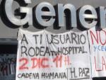Pancartas de protesta a las puertas del Hospital Universitario de La Paz.