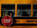 Un ni&ntilde;o observa, el jueves 3 de enero de 2012, desde el interior de un bus a su salida de un centro de la vecina localidad de Monroe, Connecticut (EE UU), la escuela Chalk Hill, situada a unos 11 kil&oacute;metros de Newtown, que a partir de ahora pasar&aacute; a llamarse escuela primaria Sandy Hook.