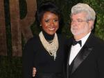 George Lucas y Mellody Hobson posan en la fiesta de Vanity Fair para los Oscar 2012.