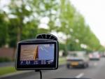 Un sistema de navegaci&oacute;n GPS gu&iacute;a a un coche a trav&eacute;s de una carretera.