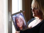 Elena Masera muestra la foto de su hija Chantal, que falleci&oacute; por una supuesta negligencia m&eacute;dica en el hospital Juan Ram&oacute;n Jim&eacute;nez de Huelva en 2005.
