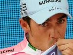El ciclista espa&ntilde;ol Alberto Contador, del Saxo Bank, luce en el podio el maillot rosa.