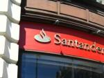 Imagen de archivo de la fachada del Banco Santander.