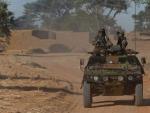 Imagen cedida por la Oficina de comunicaci&oacute;n audiovisual del Ej&eacute;rcito franc&eacute;s (ECPAD) el 21 de enero de 2013, que muestra una furgoneta militar francesa patrullando por el norte de Bamako, Mali.