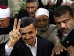 El presidente iran&iacute;, Mahmud Ahmadineyad (c) hace el s&iacute;mbolo de la victoria antes de su encuentro con el jeque Al Azhar Ahmed al Tayeb (no en la imagen) en El Cairo.