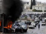 Varios veh&iacute;culos son incendiados a la entrada del cementerio de El Yelez, en la capital tunecina, durante el funeral del pol&iacute;tico opositor tunecino Chukri Bel Aid.