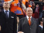 El rey Juan Carlos, junto al ministro de Educaci&oacute;n, Wert, el presidente de la ACB, Portela y el lehendakari vasco, I&ntilde;igo Urkullu, durante el himno espa&ntilde;ol en la final de la Copa de baloncesto.