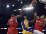 Blake Griffin defiende una entrada a canasta de Howard durante el Lakers - Clippers.