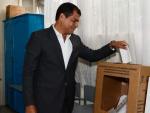El presidente de Ecuador, Rafael Correa, ingresa su voto en Quito, durante las elecciones presidenciales.