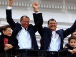 El presidente de Ecuador, Rafael Correa (c), alza los brazos junto al vicepresidente electo, Jorge Glass (2i), y sus hijos Anne Correa (d) y Miguel Correa (cd), y su esposa Anne Malherbe (2d), el domingo 17 de febrero de 2013, en Quito (Ecuador), tras recibir los primeros resultados electorales que le dan la victoria.