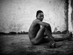 Robin Hammond, un enfermo mental encadenado en la prisi&oacute;n para presos comunes de Juba (Sud&aacute;n)