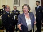 La alcaldesa de Valencia, Rita Barber&aacute; saluda a los miembros de la Junta Local de Seguridad, al comienzo de la reuni&oacute;n celebrada en el Ayuntamiento.