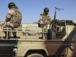 Soldados de las Fuerzas de Seguridad de Mali permanecen en guardia en un veh&iacute;culoen Bamako (Mali).