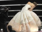 Jennifer Lawrence, avergonzada en las escalera del Dolby Theatre de Los &Aacute;ngeles, tras caer al ir a recoger su primer Oscar.