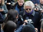 El l&iacute;der del Movimiento 5 Estrellas, Beppe Grillo, atiende a la prensa.