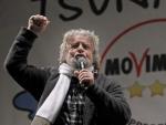 El l&iacute;der del 'Movimiento Cinco Estrellas', el comediante italiano Beppe Grillo, se dirige a sus simpatizantes durante la jornada de cierre de la campa&ntilde;a para las elecciones italianas, el 22 de febrero de 2013 en Roma.