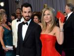 La actriz Jennifer Aniston, junto a su prometido, Justin Theroux, con un deslumbrante modelo en la alfombra roja de los Oscars.
