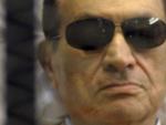 El ex presidente egipcio Hosni Mubarak durante su juicio en la academia policial de El Cairo, Egipto. La Fiscal&iacute;a General de Egipto orden&oacute; el regreso del expresidente Hosni Mubarak al hospital de la prisi&oacute;n cairota de Tora tras una mejora de su estado de salud.