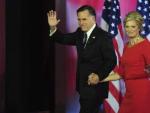El candidato republicano Mitt Romney (izda) y su mujer, Ann (2&ordm;dcha) aparecen durante el evento organizado por los republicanos en la noche de las elecciones en el Centro de Convenciones de Boston (Estados Unidos), cuando Obama gan&oacute; la reelecci&oacute;n con al menos 303 votos electorales.