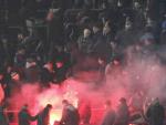 Lanzamiento de una bengala durante el 'cl&aacute;sico' de Copa en el Camp Nou.