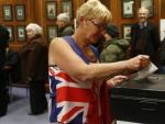 Una mujer depositaba su voto sobre la soberan&iacute;a de las islas el pasado domingo.