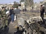 Polic&iacute;as iraqu&iacute;es inspeccionan el escenario de un ataque con coche bomba en Kirkuk, al norte de Irak, donde al menos nueve personas murieron y otras treinta resultaron heridas.