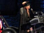 Lady Gaga sobre una moto, en un concierto.