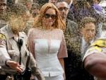 Lindsay Lohan y sus acompa&ntilde;antes son rociados con pintura dorada a su llegada a la corte de Los &Aacute;ngeles.