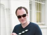 El director de pel&iacute;culas de acci&oacute;n Quentin Tarantino posa a la c&aacute;mara en el hotel Carlton de Cannes, Francia (mayo de 2004). Ese a&ntilde;o fue el presidente del jurado del festival de cine de Cannes.