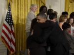 El presidente estadounidense, Barack Obama, y el vicepresidente, Joe Biden, abrazan a varias personas afectadas por tiroteos.