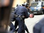 La Polic&iacute;a Nacional se lleva a un hombre detenido en un desahucio en Oviedo.