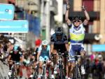 El ciclista australiano Simon Gerrans celebra su victoria en la primera etapa de la Vuelta al Pa&iacute;s Vasco 2013, con salida y llegada en Elgoibar.