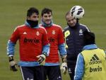 Los porteros del Real Madrid, Antonio Ad&aacute;n e Iker Casillas durante un entrenamiento.
