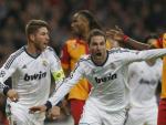 Gonzalo Higua&iacute;n, delantero del Real Madrid, celebra su gol al Galatasaray junto a Sergio Ramos.