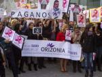 Trabajadores de Orizonia se concentran frente a la sede de la empresa en Palma de Mallorca.