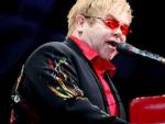 Elton John durante un concierto.