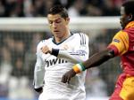 Cristiano Ronaldo y Emmanuel Eboue buscan un bal&oacute;n en el Real Madrid - Galatasaray.