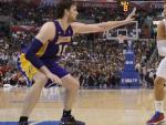 Pau Gasol, de Los Angeles Lakers, defiende frente a Blake Griffin, de Los Angeles Clippers.