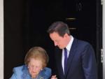 Fotograf&iacute;a del 8 de junio de 2010 del primer ministro brit&aacute;nico, David Cameron con Margaret Thatcher en la calle central 10 Downing de Londres (Reino Unido).