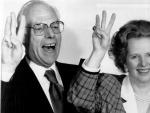 Margaret Thatcher, con su marido, Dennis, durante un acto oficial en 1980.