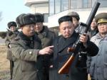 Fotograf&iacute;a facilitada por la agencia estatal KCNA que muestra al l&iacute;der de Corea del Norte, Kim Jong-un (centro), inspeccionando un arma durante una maniobra con fuego de artiller&iacute;a en un lugar sin identificar y con fecha desconocida.