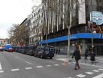 Cord&oacute;n de polic&iacute;a frente a la sede del PP en Madrid, situada en la calle G&eacute;nova.