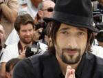 El actor y exnovio de Elsa Pataky, Adrien Brody, saluda a los medios en Cannes.
