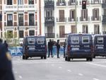 Varios furgones de la Polic&iacute;a custodian la sede del Partido Popular en la Calle G&eacute;nova de Madrid ante el anuncio de un escrache.