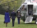 El presidente estadounidense, Barack Obama (c), y su esposa, Michelle, abandonan la Casa Blanca para iniciar su viaje a Boston, donde participar&aacute;n en la ceremonia por las v&iacute;ctimas del marat&oacute;n.