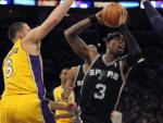 El jugador de San Antonio Spurs Stephen Jackson (C) salta para encestar entre los jugadores de Los Angeles Lakers Josh McRoberts (i) y el espa&ntilde;ol Pau Gasol (d).