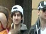 Fotograf&iacute;a colgada en la p&aacute;gina del FBI donde aparecen los dos sospechosos de colocar las bombas que hicieron explosi&oacute;n el pasado lunes en la recta final de la marat&oacute;n de Boston, Tamerlan y Dzhokhar Tsarnaev.