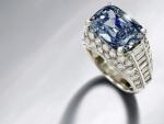 Imagen cedida por la casa Bonhams del &quot;anillo Trombino&quot;, una pieza que data de 1965 compuesta de un exclusivo diamante azul de m&aacute;s de cinco quilates, obra de la casa de joyeros Bulgari.