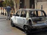 Un coche al lado de un edificio municipal alcanzado por disparos de mortero de supuestos grupos terroristas en Damasco. (Foto facilitada por la agencia siria de noticias SANA)